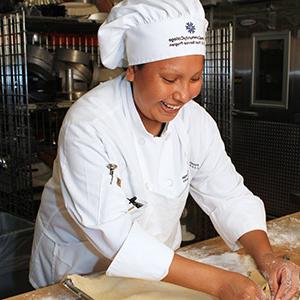 皮马社区学院烹饪十大彩票平台的学生穿着厨师夹克在厨房工作