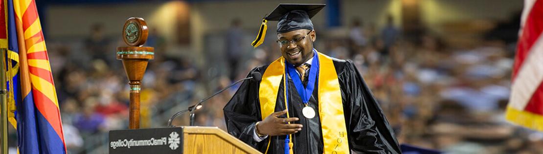 毕业典礼上，一位皮马大学的毕业生微笑着走下讲台