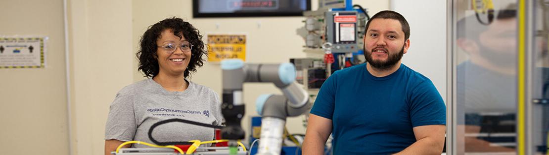 两名学生在皮马实验室研究工程设备