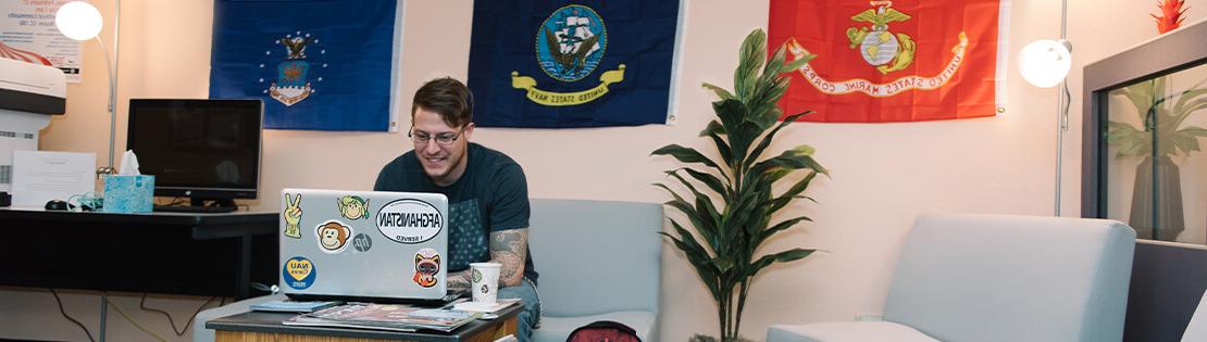 一名军校学生在皮马退伍军人中心用他的笔记本电脑工作